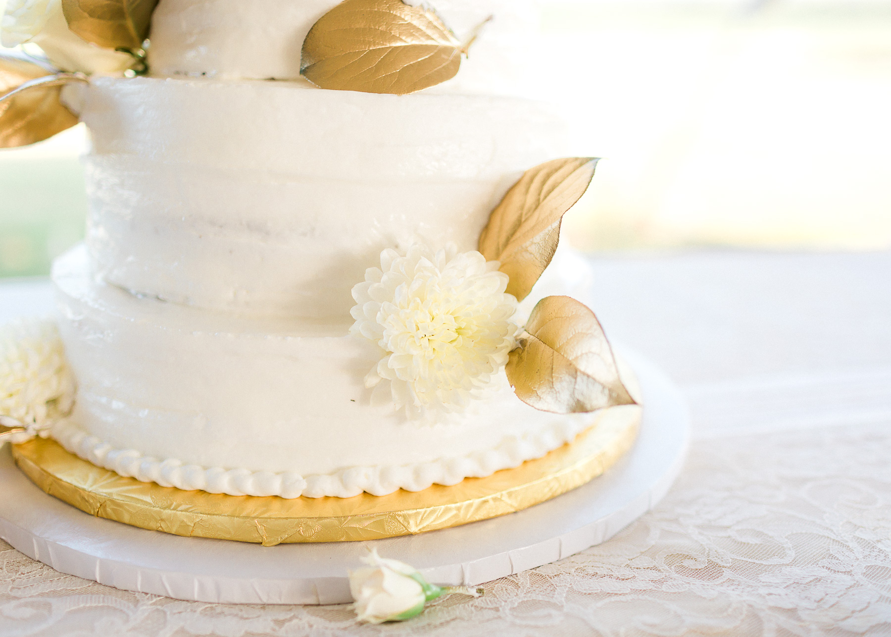 flowers on wedding cake