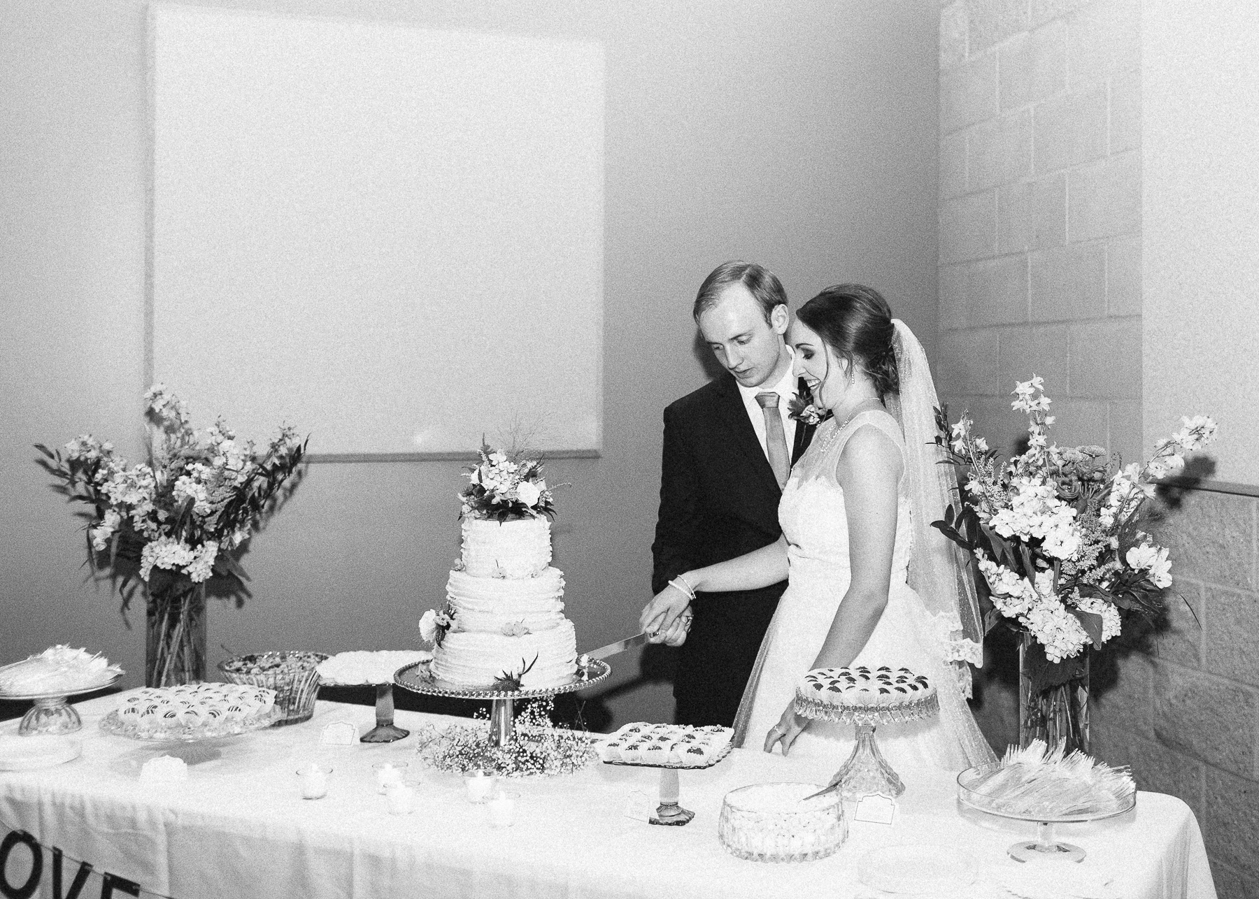 cutting the wedding cake